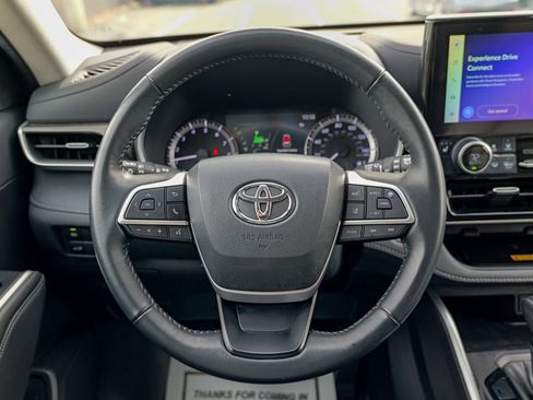 Used 2023 Toyota Highlander XLE AWD/4WD image 40