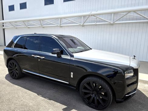 Used 2020 Rolls-Royce Cullinan Black Badge image 27