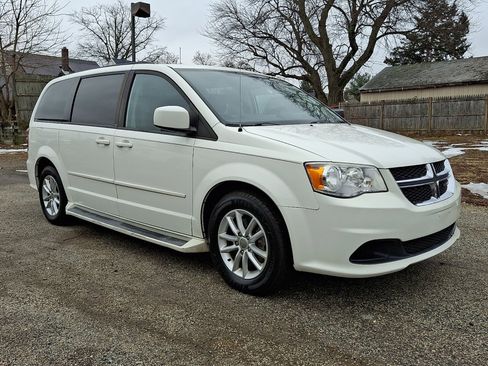 Used 2013 Dodge Grand Caravan SXT w/ UConnect Hands-Free Group image 2