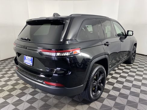 Used 2023 Jeep Grand Cherokee Altitude image 8