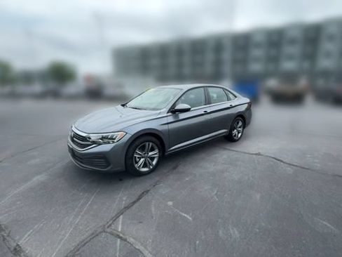 Used 2024 Volkswagen Jetta SE FWD image 4