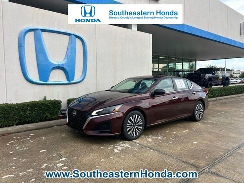 Used 2024 Nissan Altima 2.5 SV FWD image 1