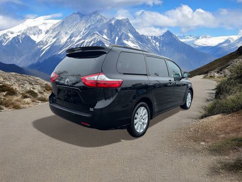 Used 2017 Toyota Sienna XLE Premium image 5