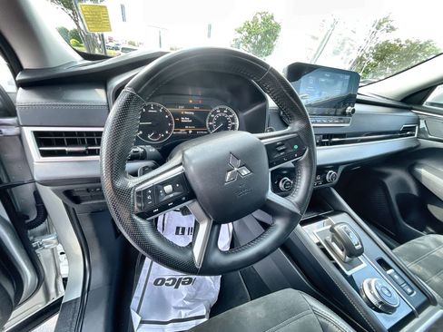 Used 2023 Mitsubishi Outlander SE image 10