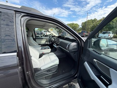 Used 2025 Ford Expedition Platinum AWD/4WD image 17