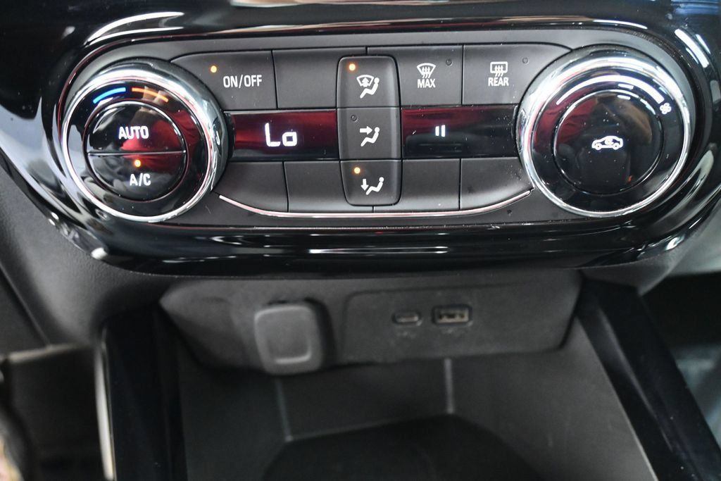Used 2025 Chevrolet Trax LT FWD image 31