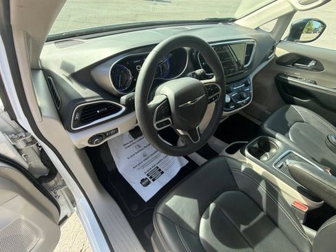 Used 2024 Chrysler Pacifica Touring-L FWD image 19