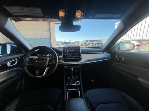 Used 2025 Jeep Compass Limited image 33