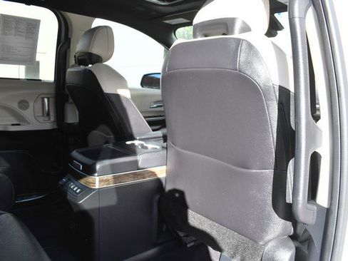 Certified 2025 Toyota Sienna Platinum image 28