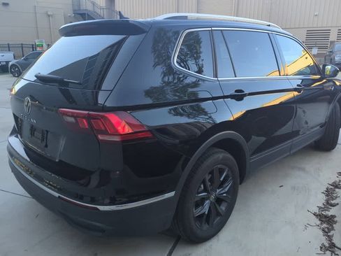 Used 2024 Volkswagen Tiguan SE w/ Panoramic Sunroof Package image 8