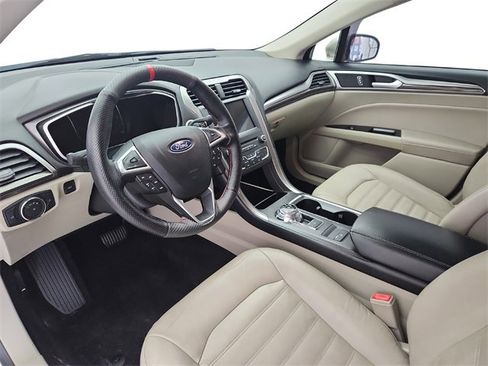 Used 2018 Ford Fusion SE w/ Fusion SE Technology Package image 9