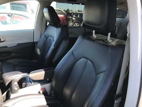 Used 2024 Chrysler Pacifica Touring-L image 4