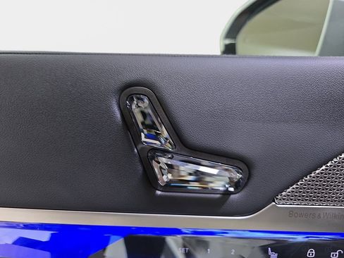 Used 2025 BMW 740i w/ Premium Package RWD image 28