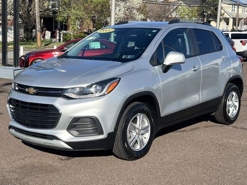 Used 2022 Chevrolet Trax LT w/ LT Convenience Package AWD/4WD image 3