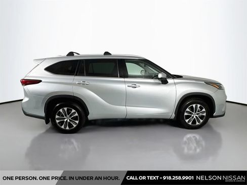 Used 2022 Toyota Highlander XLE AWD/4WD image 4