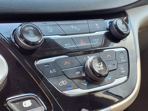 Used 2019 Chrysler Pacifica Touring-L FWD image 25
