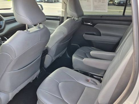 Used 2021 Toyota Highlander XLE AWD/4WD image 15