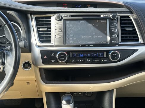Used 2019 Toyota Highlander XLE FWD image 25