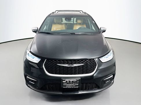 Used 2022 Chrysler Pacifica Pinnacle FWD image 2