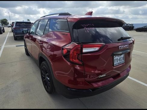 Used 2024 GMC Terrain SLE w/ Driver Convenience Package FWD image 2