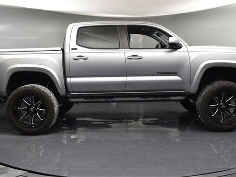 Used 2022 Toyota Tacoma SR5 w/ Technology Package image 8