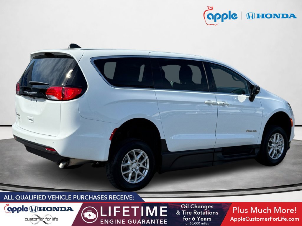Used 2026 Chrysler Voyager LX FWD image 3