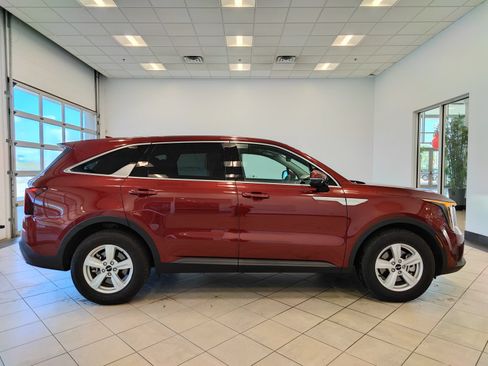 Used 2025 Kia Sorento LX FWD image 2