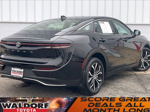 Used 2025 Toyota Crown XLE image 17