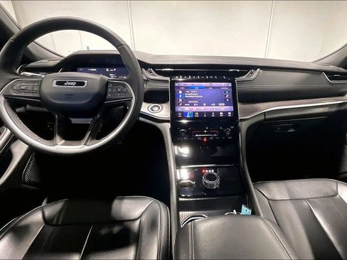 Used 2025 Jeep Grand Cherokee L Limited w/ Black Appearance Package image 18