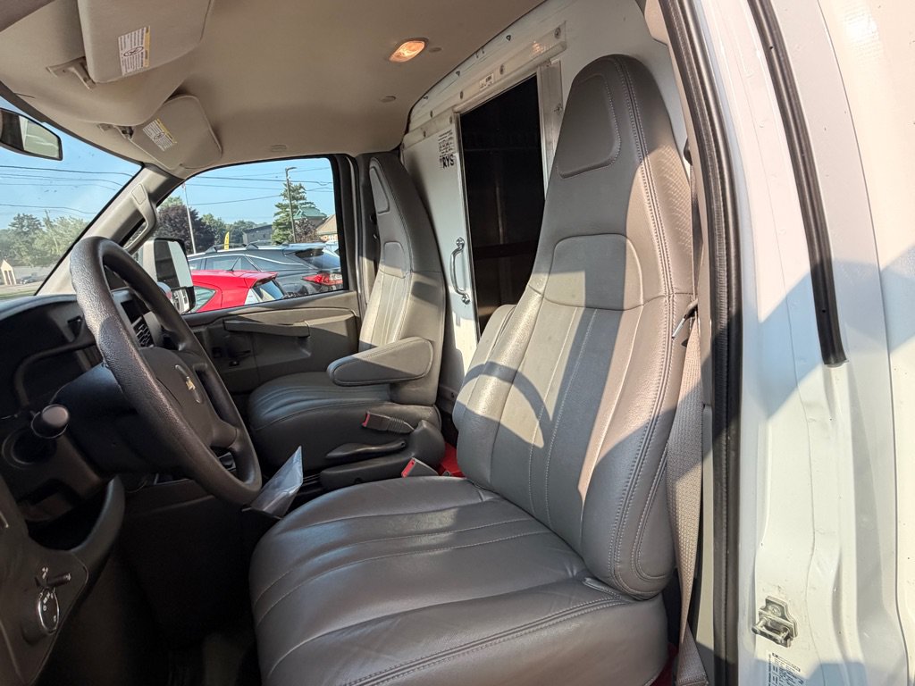 Used 2025 Chevrolet Express 4500 Extended w/ Power Convenience Package RWD image 10