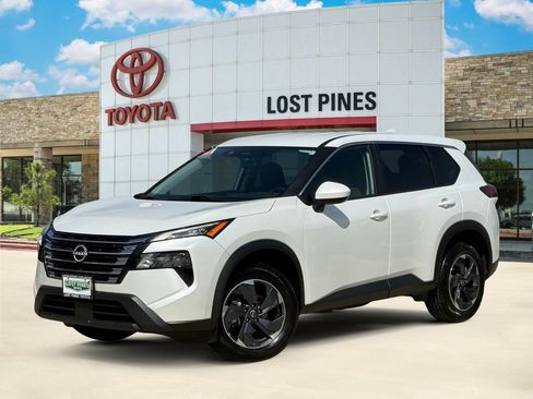 Used 2024 Nissan Rogue SV FWD image 1