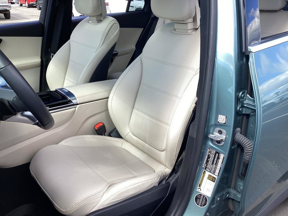 Used 2025 Mercedes-Benz GLC 300 4MATIC image 34