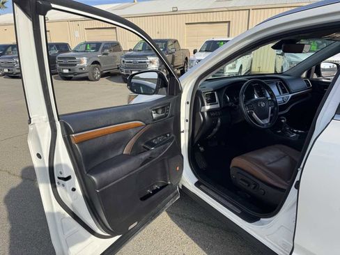 Used 2018 Toyota Highlander Limited image 27