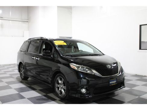 Used 2017 Toyota Sienna SE image 2
