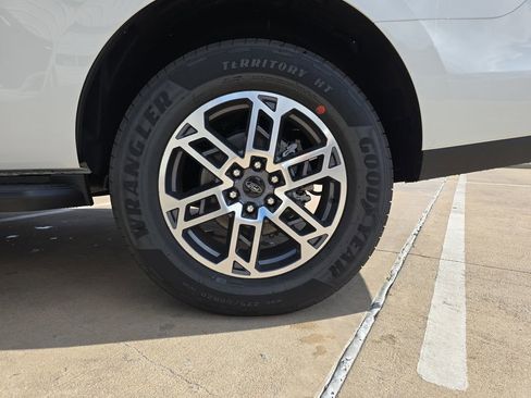 New 2025 Ford Expedition Active image 32