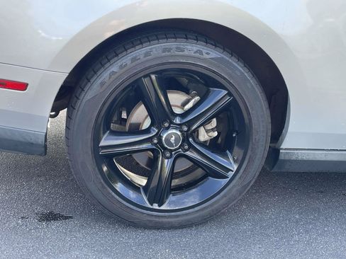 Used 2010 Ford Mustang GT RWD image 9