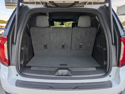 Used 2022 GMC Yukon Denali w/ Advanced Technology Package image 10