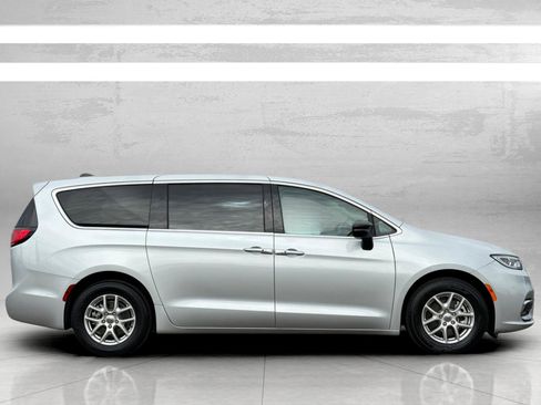 Used 2024 Chrysler Pacifica Touring-L image 4