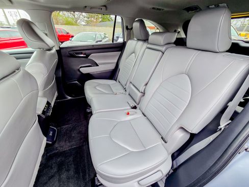Used 2023 Toyota Highlander XLE image 26