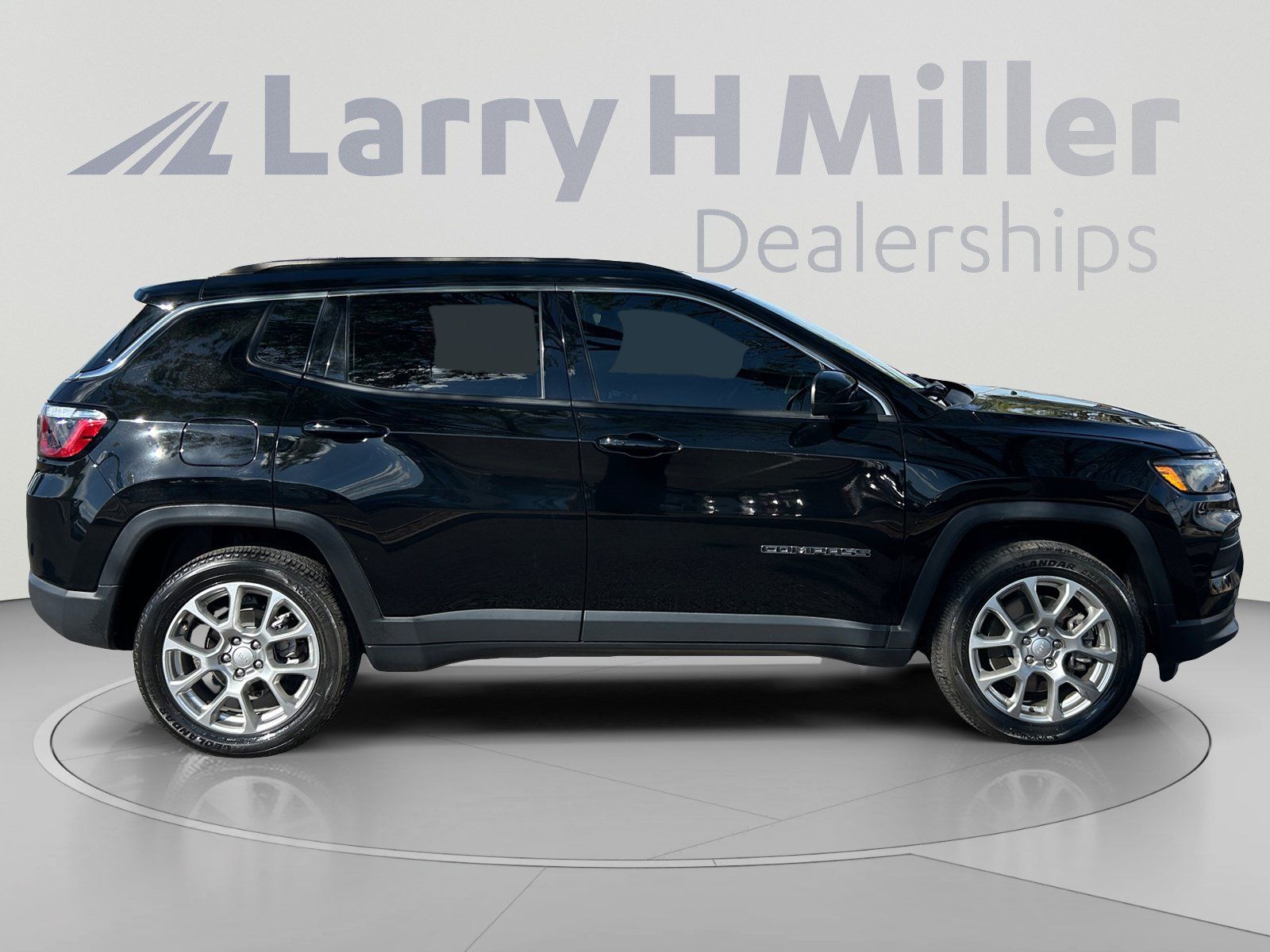 Used 2023 Jeep Compass Latitude w/ Sun and Sound Group AWD/4WD image 6