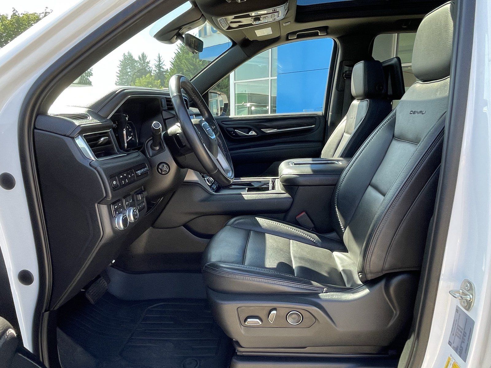 Used 2021 GMC Yukon Denali w/ Denali Premium Package AWD/4WD image 11
