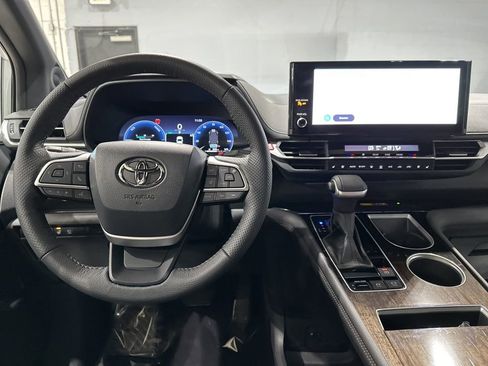 Used 2025 Toyota Sienna Platinum image 8