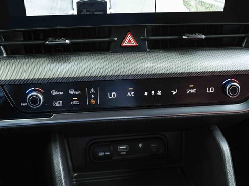 Used 2025 Kia Sportage SX image 33