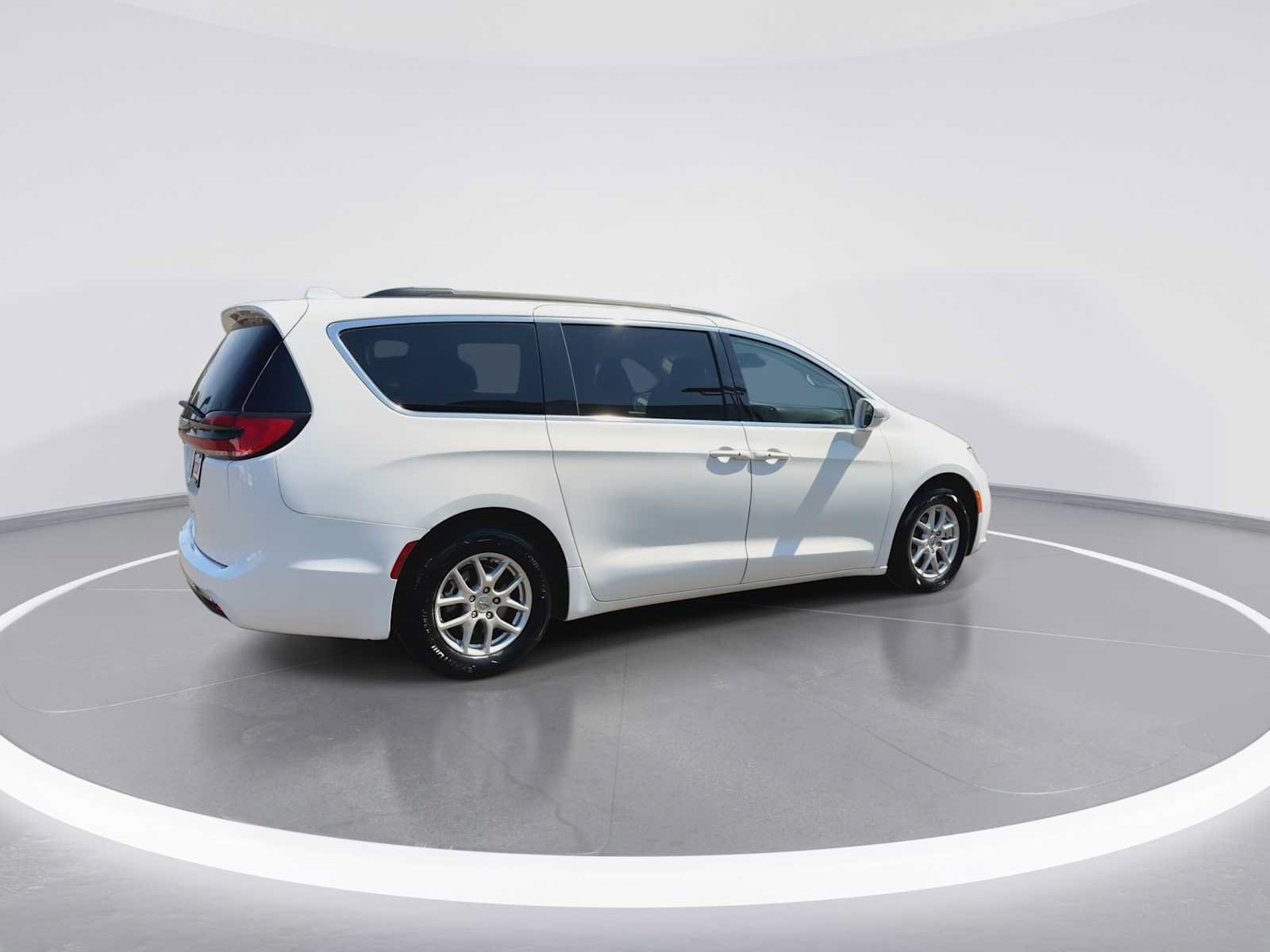 Used 2022 Chrysler Pacifica Touring-L FWD image 8