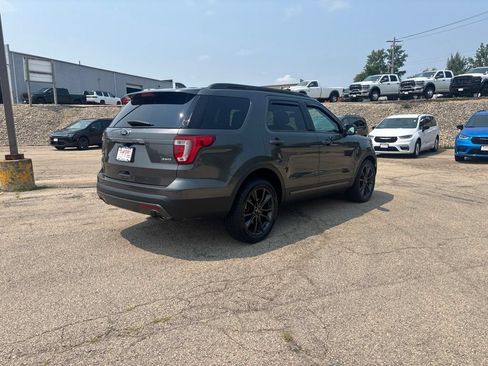 Used 2017 Ford Explorer XLT w/ Equipment Group 202A AWD/4WD image 5