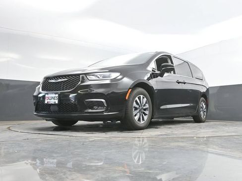 Used 2024 Chrysler Pacifica Limited FWD image 53