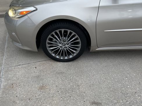 Used 2018 Toyota Avalon Limited image 2