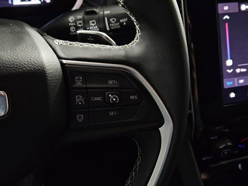 Used 2025 Jeep Grand Cherokee Laredo RWD image 21