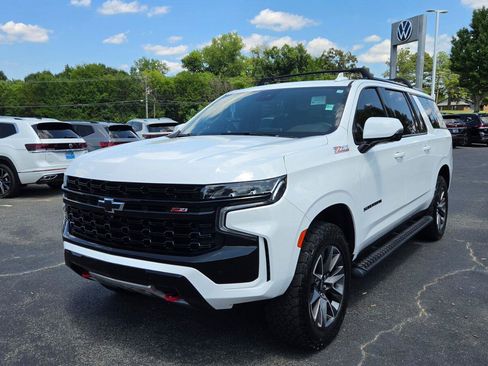 Used 2023 Chevrolet Suburban Z71 w/ Luxury Package AWD/4WD image 9
