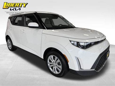 Used 2025 Kia Soul LX FWD image 1